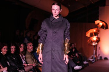  Madrid 'deki Javier Delafuente defilesinde 14 Şubat 2024' te Serrania Belga 'da Es Moda 2024 sırasında bir model podyumda yürüyor.. 