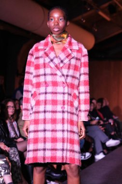  Madrid 'deki Javier Delafuente defilesinde 14 Şubat 2024' te Serrania Belga 'da Es Moda 2024 sırasında bir model podyumda yürüyor.. 