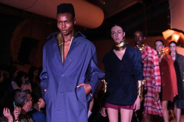  Madrid 'deki Javier Delafuente defilesinde 14 Şubat 2024' te Serrania Belga 'da Es Moda 2024 sırasında bir model podyumda yürüyor.. 