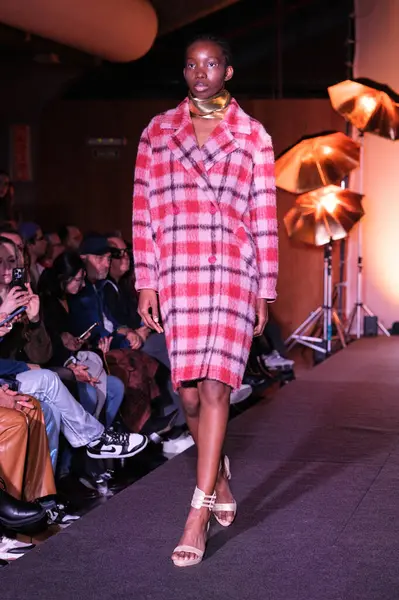  Madrid 'deki Javier Delafuente defilesinde 14 Şubat 2024' te Serrania Belga 'da Es Moda 2024 sırasında bir model podyumda yürüyor.. 