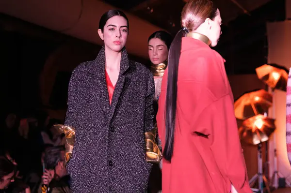 Model Kráčí Ranveji Módní Přehlídce Javiera Delafuente Během Madridu Moda — Stock fotografie