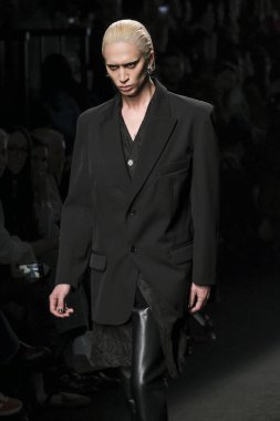 İspanya 'nın 15 Şubat 2023 tarihinde Madrid' de Mercedes Benz Moda Haftası Madrid 'de ACROMATYX tasarımı ile bir model geçit töreni düzenledi.