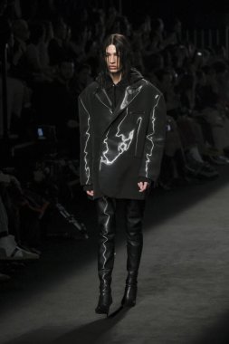 İspanya 'nın 15 Şubat 2023 tarihinde Madrid' de Mercedes Benz Moda Haftası Madrid 'de ACROMATYX tasarımı ile bir model geçit töreni düzenledi.