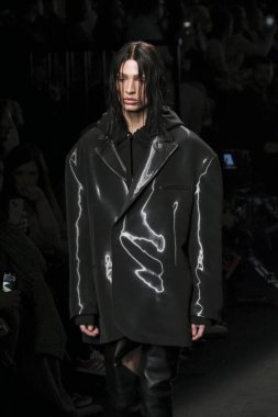 İspanya 'nın 15 Şubat 2023 tarihinde Madrid' de Mercedes Benz Moda Haftası Madrid 'de ACROMATYX tasarımı ile bir model geçit töreni düzenledi.