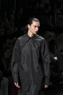 İspanya 'nın 15 Şubat 2023 tarihinde Madrid' de Mercedes Benz Moda Haftası Madrid 'de ACROMATYX tasarımı ile bir model geçit töreni düzenledi.