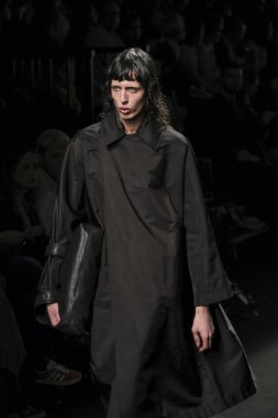 İspanya 'nın 15 Şubat 2023 tarihinde Madrid' de Mercedes Benz Moda Haftası Madrid 'de ACROMATYX tasarımı ile bir model geçit töreni düzenledi.