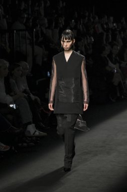 İspanya 'nın 15 Şubat 2023 tarihinde Madrid' de Mercedes Benz Moda Haftası Madrid 'de ACROMATYX tasarımı ile bir model geçit töreni düzenledi.