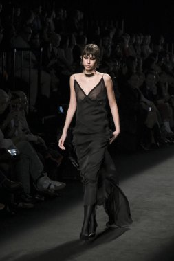 İspanya 'nın 15 Şubat 2023 tarihinde Madrid' de Mercedes Benz Moda Haftası Madrid 'de ACROMATYX tasarımı ile bir model geçit töreni düzenledi.