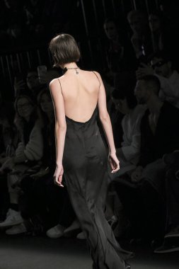 İspanya 'nın 15 Şubat 2023 tarihinde Madrid' de Mercedes Benz Moda Haftası Madrid 'de ACROMATYX tasarımı ile bir model geçit töreni düzenledi.