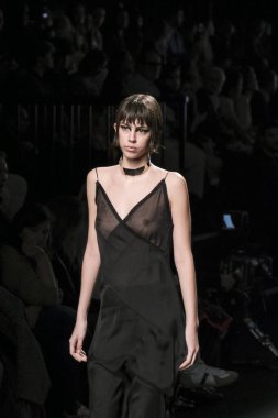 İspanya 'nın 15 Şubat 2023 tarihinde Madrid' de Mercedes Benz Moda Haftası Madrid 'de ACROMATYX tasarımı ile bir model geçit töreni düzenledi.