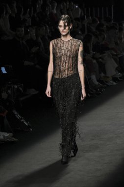 İspanya 'nın 15 Şubat 2023 tarihinde Madrid' de Mercedes Benz Moda Haftası Madrid 'de ACROMATYX tasarımı ile bir model geçit töreni düzenledi.