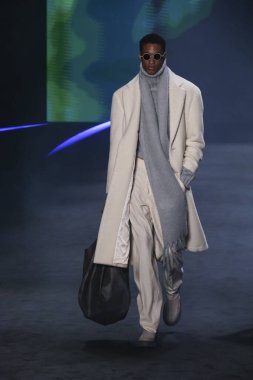 İspanya 'nın 15 Şubat 2023 tarihinde Madrid' de Mercedes Benz Moda Haftası Madrid 'de pedro del hiyerro tasarımı ile geçit töreni düzenlendi.