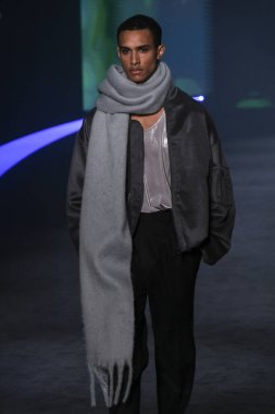 İspanya 'nın 15 Şubat 2023 tarihinde Madrid' de Mercedes Benz Moda Haftası Madrid 'de pedro del hiyerro tasarımı ile geçit töreni düzenlendi.