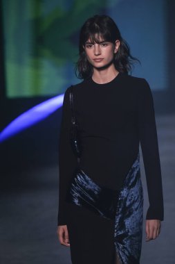 İspanya 'nın 15 Şubat 2023 tarihinde Madrid' de Mercedes Benz Moda Haftası Madrid 'de pedro del hiyerro tasarımı ile geçit töreni düzenlendi.