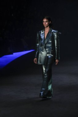 İspanya 'nın 15 Şubat 2023 tarihinde Madrid' de Mercedes Benz Moda Haftası Madrid 'de pedro del hiyerro tasarımı ile geçit töreni düzenlendi.