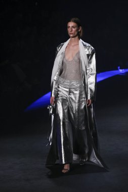 İspanya 'nın 15 Şubat 2023 tarihinde Madrid' de Mercedes Benz Moda Haftası Madrid 'de pedro del hiyerro tasarımı ile geçit töreni düzenlendi.