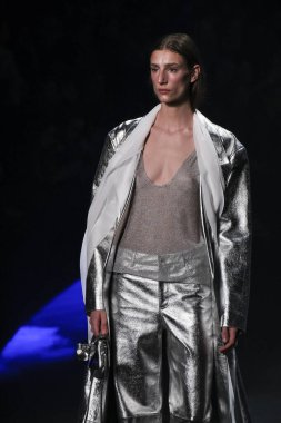 İspanya 'nın 15 Şubat 2023 tarihinde Madrid' de Mercedes Benz Moda Haftası Madrid 'de pedro del hiyerro tasarımı ile geçit töreni düzenlendi.