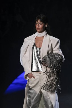 İspanya 'nın 15 Şubat 2023 tarihinde Madrid' de Mercedes Benz Moda Haftası Madrid 'de pedro del hiyerro tasarımı ile geçit töreni düzenlendi.