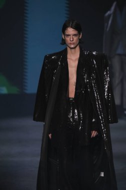 İspanya 'nın 15 Şubat 2023 tarihinde Madrid' de Mercedes Benz Moda Haftası Madrid 'de pedro del hiyerro tasarımı ile geçit töreni düzenlendi.