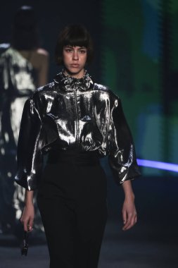 İspanya 'nın 15 Şubat 2023 tarihinde Madrid' de Mercedes Benz Moda Haftası Madrid 'de pedro del hiyerro tasarımı ile geçit töreni düzenlendi.