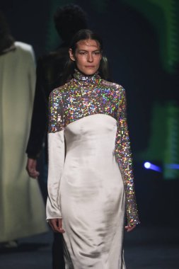 İspanya 'nın 15 Şubat 2023 tarihinde Madrid' de Mercedes Benz Moda Haftası Madrid 'de pedro del hiyerro tasarımı ile geçit töreni düzenlendi.