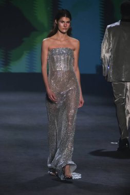 İspanya 'nın 15 Şubat 2023 tarihinde Madrid' de Mercedes Benz Moda Haftası Madrid 'de pedro del hiyerro tasarımı ile geçit töreni düzenlendi.