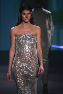 İspanya 'nın 15 Şubat 2023 tarihinde Madrid' de Mercedes Benz Moda Haftası Madrid 'de pedro del hiyerro tasarımı ile geçit töreni düzenlendi.