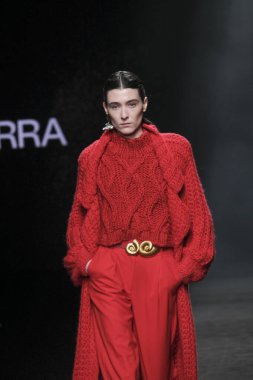 İspanya 'nın 15 Şubat 2023 tarihinde Madrid' deki Mercedes Benz Moda Haftası Madrid 'de SIMORRA tasarımı ile geçit töreni düzenlendi.