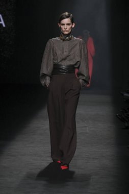 İspanya 'nın 15 Şubat 2023 tarihinde Madrid' deki Mercedes Benz Moda Haftası Madrid 'de SIMORRA tasarımı ile geçit töreni düzenlendi.