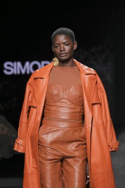 İspanya 'nın 15 Şubat 2023 tarihinde Madrid' deki Mercedes Benz Moda Haftası Madrid 'de SIMORRA tasarımı ile geçit töreni düzenlendi.