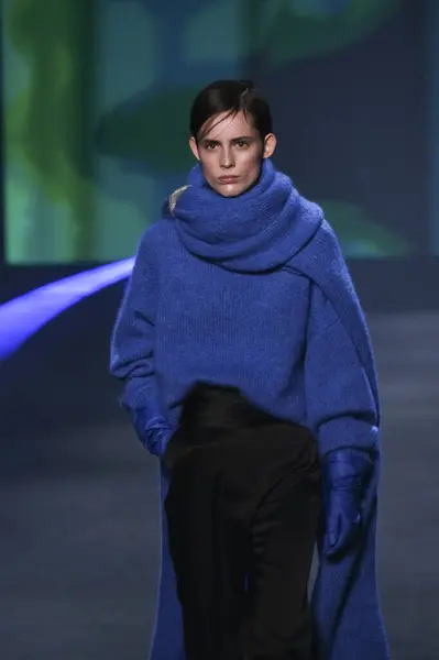 2023年2月15日のマドリードIfemaのメルセデス ベンツ ファッションウィーク マドリードでのペドロ ヒエロデザインのモデルパレード — ストック写真