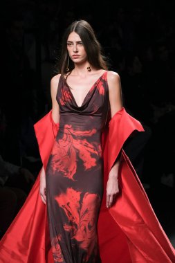 Madrid 'de Mercedes Benz Moda Haftası Madrid' de 15 Şubat 2023 'te CLARO COUTURE tasarımı ile bir model geçit töreni düzenledi.