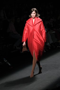 Madrid 'de Mercedes Benz Moda Haftası Madrid' de 15 Şubat 2023 'te CLARO COUTURE tasarımı ile bir model geçit töreni düzenledi.