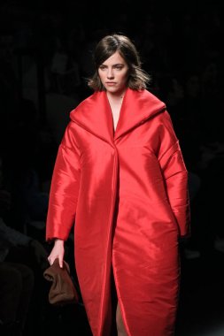 Madrid 'de Mercedes Benz Moda Haftası Madrid' de 15 Şubat 2023 'te CLARO COUTURE tasarımı ile bir model geçit töreni düzenledi.