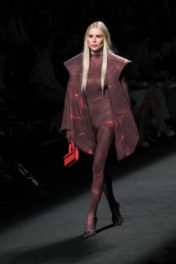 Madrid 'de Mercedes Benz Moda Haftası Madrid' de 15 Şubat 2023 'te CLARO COUTURE tasarımı ile bir model geçit töreni düzenledi.