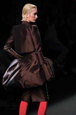 Madrid 'de Mercedes Benz Moda Haftası Madrid' de 15 Şubat 2023 'te CLARO COUTURE tasarımı ile bir model geçit töreni düzenledi.