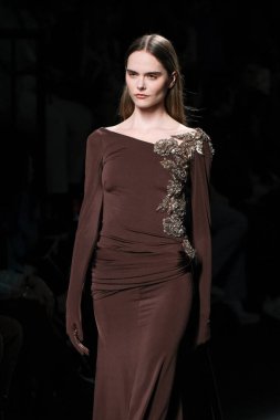 Madrid 'de Mercedes Benz Moda Haftası Madrid' de 15 Şubat 2023 'te CLARO COUTURE tasarımı ile bir model geçit töreni düzenledi.