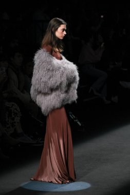 Madrid 'de Mercedes Benz Moda Haftası Madrid' de 15 Şubat 2023 'te CLARO COUTURE tasarımı ile bir model geçit töreni düzenledi.