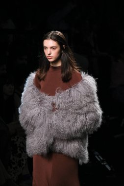 Madrid 'de Mercedes Benz Moda Haftası Madrid' de 15 Şubat 2023 'te CLARO COUTURE tasarımı ile bir model geçit töreni düzenledi.