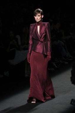 Madrid 'de Mercedes Benz Moda Haftası Madrid' de 15 Şubat 2023 'te CLARO COUTURE tasarımı ile bir model geçit töreni düzenledi.