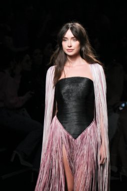 Madrid 'de Mercedes Benz Moda Haftası Madrid' de 15 Şubat 2023 'te CLARO COUTURE tasarımı ile bir model geçit töreni düzenledi.