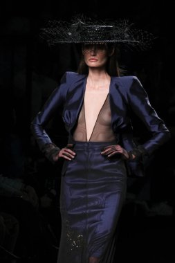 Madrid 'de Mercedes Benz Moda Haftası Madrid' de 15 Şubat 2023 'te CLARO COUTURE tasarımı ile bir model geçit töreni düzenledi.