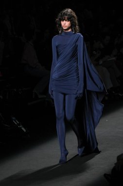Madrid 'de Mercedes Benz Moda Haftası Madrid' de 15 Şubat 2023 'te CLARO COUTURE tasarımı ile bir model geçit töreni düzenledi.