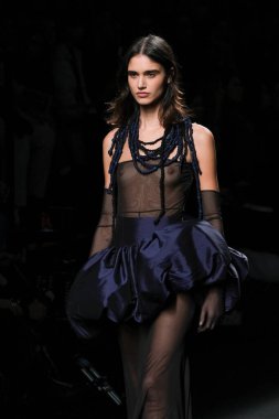 Madrid 'de Mercedes Benz Moda Haftası Madrid' de 15 Şubat 2023 'te CLARO COUTURE tasarımı ile bir model geçit töreni düzenledi.