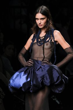 Madrid 'de Mercedes Benz Moda Haftası Madrid' de 15 Şubat 2023 'te CLARO COUTURE tasarımı ile bir model geçit töreni düzenledi.