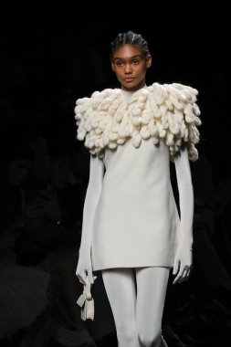 Madrid 'de Mercedes Benz Moda Haftası Madrid' de 15 Şubat 2023 'te CLARO COUTURE tasarımı ile bir model geçit töreni düzenledi.