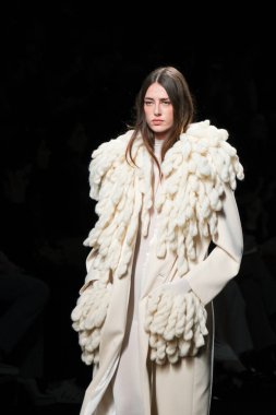 Madrid 'de Mercedes Benz Moda Haftası Madrid' de 15 Şubat 2023 'te CLARO COUTURE tasarımı ile bir model geçit töreni düzenledi.