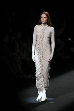 Madrid 'de Mercedes Benz Moda Haftası Madrid' de 15 Şubat 2023 'te CLARO COUTURE tasarımı ile bir model geçit töreni düzenledi.