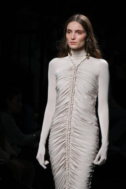 Madrid 'de Mercedes Benz Moda Haftası Madrid' de 15 Şubat 2023 'te CLARO COUTURE tasarımı ile bir model geçit töreni düzenledi.