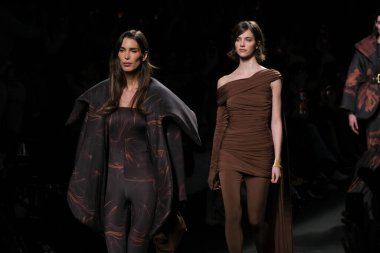 Madrid 'de Mercedes Benz Moda Haftası Madrid' de 15 Şubat 2023 'te CLARO COUTURE tasarımı ile bir model geçit töreni düzenledi.